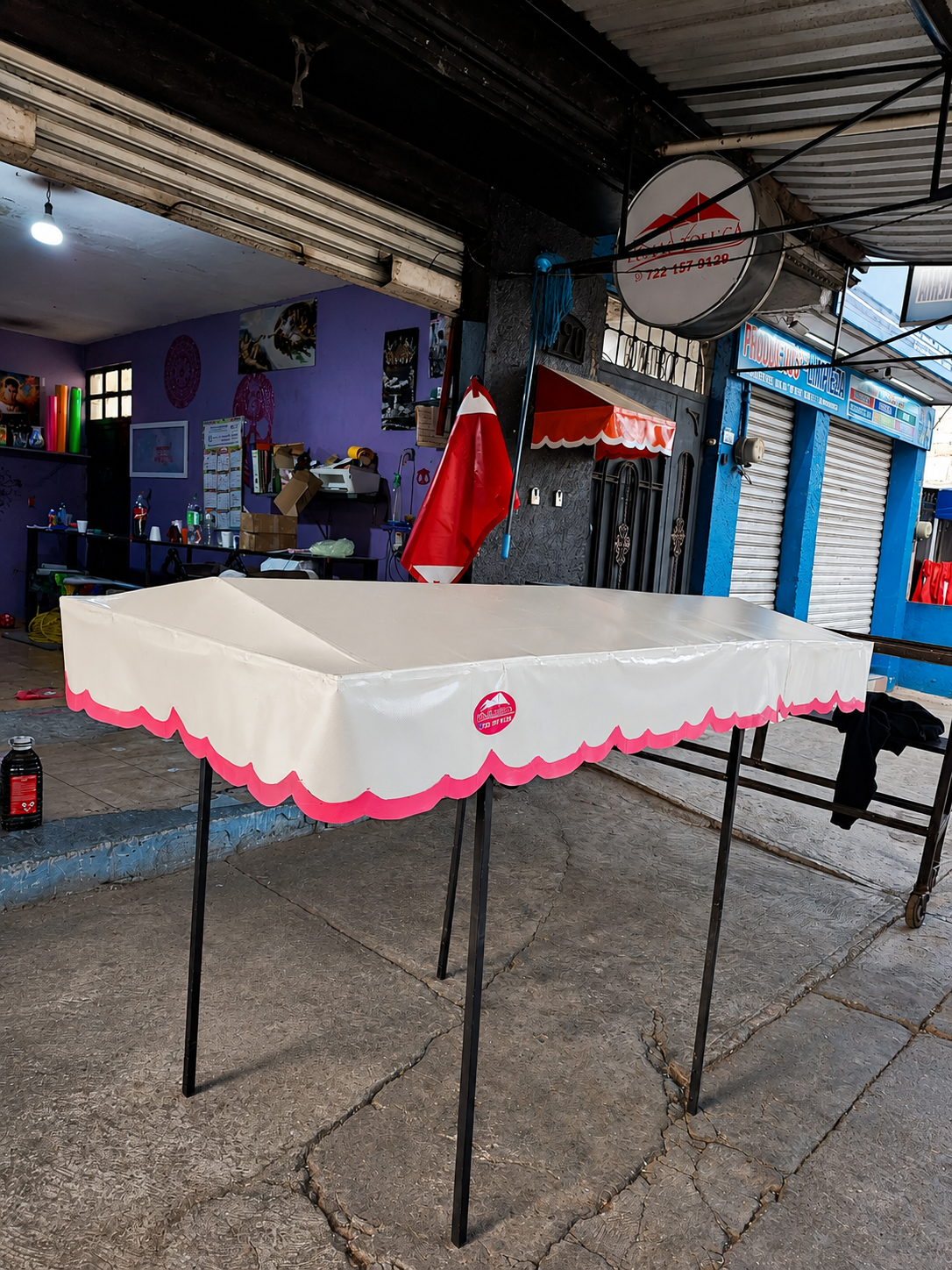 Estructura publicitaria con lona lona-enrollable-carniceria